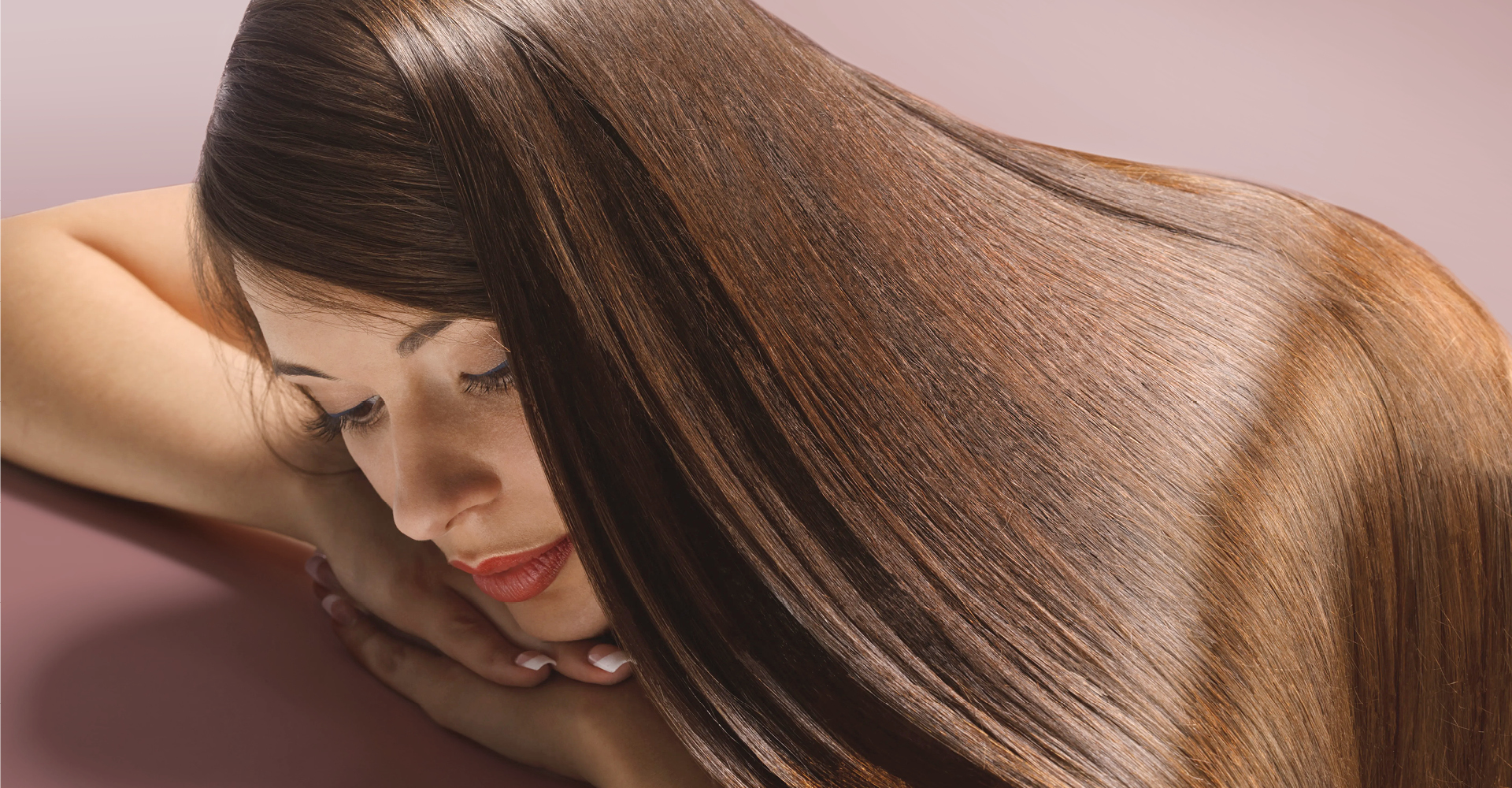 immagine di una ragazza con capelli lisci molto lunghi